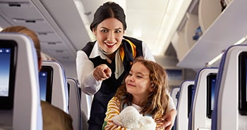 Trẻ em đi máy bay không cùng bố mẹ